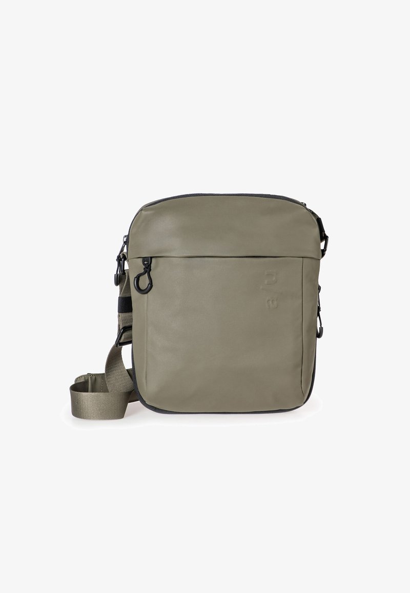 Olijfgroene crossbody tas met een gladde, matte textuur, voorzien van een metalen ritssluiting aan de bovenkant en een voorkantvak, verstelbare schouderriem en minimale branding.