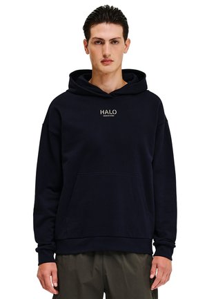 Mørkeblå hættetrøje med forlommelomme, der har et lille "HALO" logo og snoretræk i hætten. Lavet af blødt, struktureret stof.