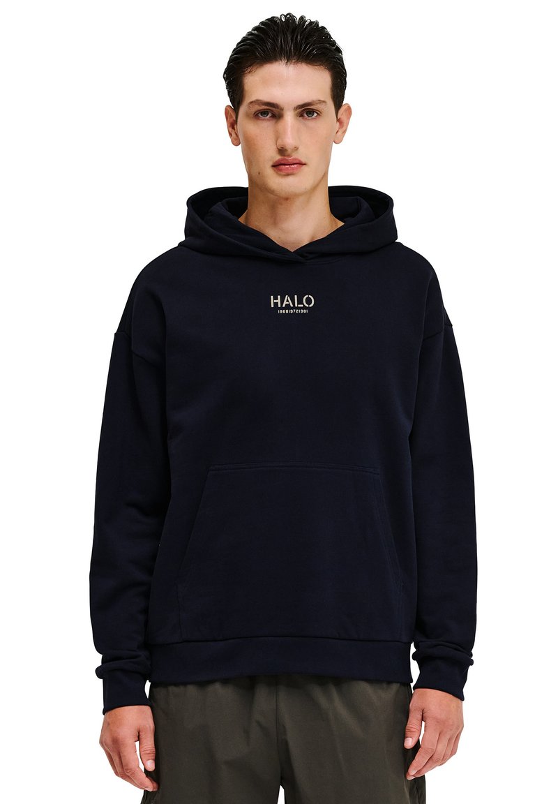 Granatowa bluza z kapturem, z przednią kieszenią, z małym logo "HALO" i sznurkiem przy kapturze. Wykonana z miękkiego, teksturowanego materiału.