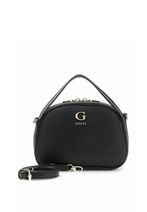 Borsa Guess nera con manico superiore curvo, logo dorato "G" e "GUESS" e tracolla rimovibile con fibbie dorate su sfondo bianco.