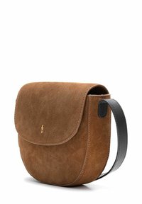 Brązowa zamszowa torba crossbody o zaokrąglonym kształcie, czarny skórzany pasek oraz klapa zamykająca z małym złotym logo.