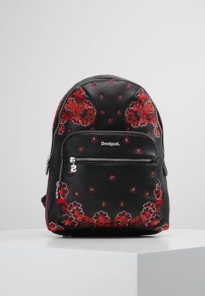 Černý batoh s červenou květinovou výšivkou, přední kapsa se zipem, stříbrné jezdečky zipu a logo "Desigual" umístěné uprostřed hladkého texturovaného povrchu.