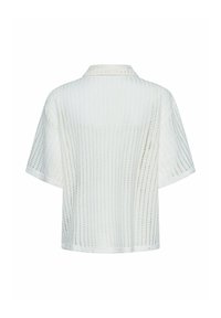 Hvid skjorte med korte ærmer, prydet med et mesh-design og en struktureret mønster samt en klassisk krave. Bagfra ses en åben og løs pasform.