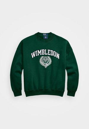 Sudadera de cuello redondo verde oscuro con texto "WIMBLEDON" y un escudo con corona de laurel con raquetas de tenis y el emblema "Ralph Lauren 2025" en el frente.