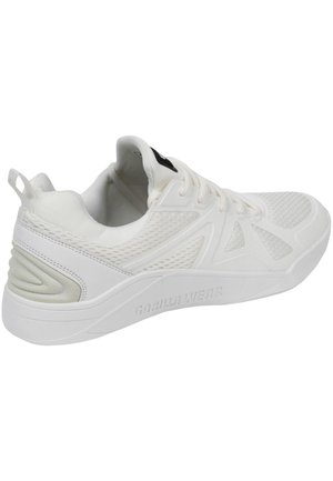 Witte sportieve schoen met mesh bovenwerk, textuuraccenten en rubberen zool. Bevat versterkte hak en logodetail op de tong.
