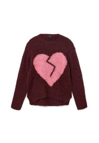 Pull rouge foncé duveteux avec un grand motif de cœur brisé rose au centre, manches longues et col rond.