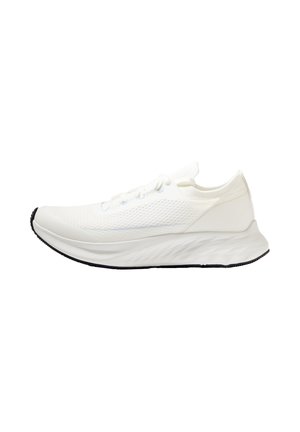 Scarpa da corsa bianca con tomaia in mesh, design leggero, suola arrotondata e liscia, e suola in gomma nera. Presenta lacci piatti e accenti minimi.