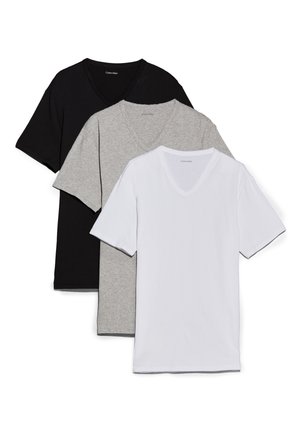Drei V-Ausschnitt-T-Shirts in Schwarz, Grau und Weiß. Aus Baumwolle; mit kurzen Ärmeln; ohne Muster; Calvin Klein-Logo am Ausschnitt jedes Shirts.