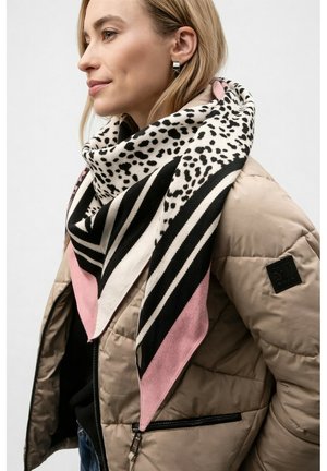 Grand foulard triangulaire avec un mélange de pois noirs et blancs, de rayures roses et blanches, et une finition douce et texturée. Porté par-dessus un manteau.