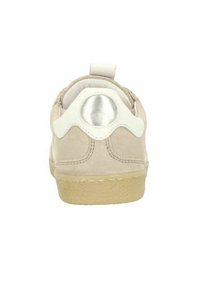 Beige suède sneakers met witte leren accenten, ronde hak en metallic detail. Gelaagde rubberen zool voor extra grip.