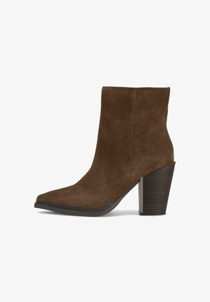 Braune Wildleder-Stiefelette mit spitzem Zeh und hohem, klobigen Absatz. Verfügt über einen strukturierten Holzabsatz und eine glatte, matte Oberfläche.