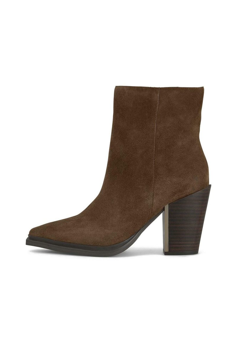 Bottines en daim marron avec un bout pointu et un haut talon épais. Présentent un talon en bois texturé et une finition lisse et mate.