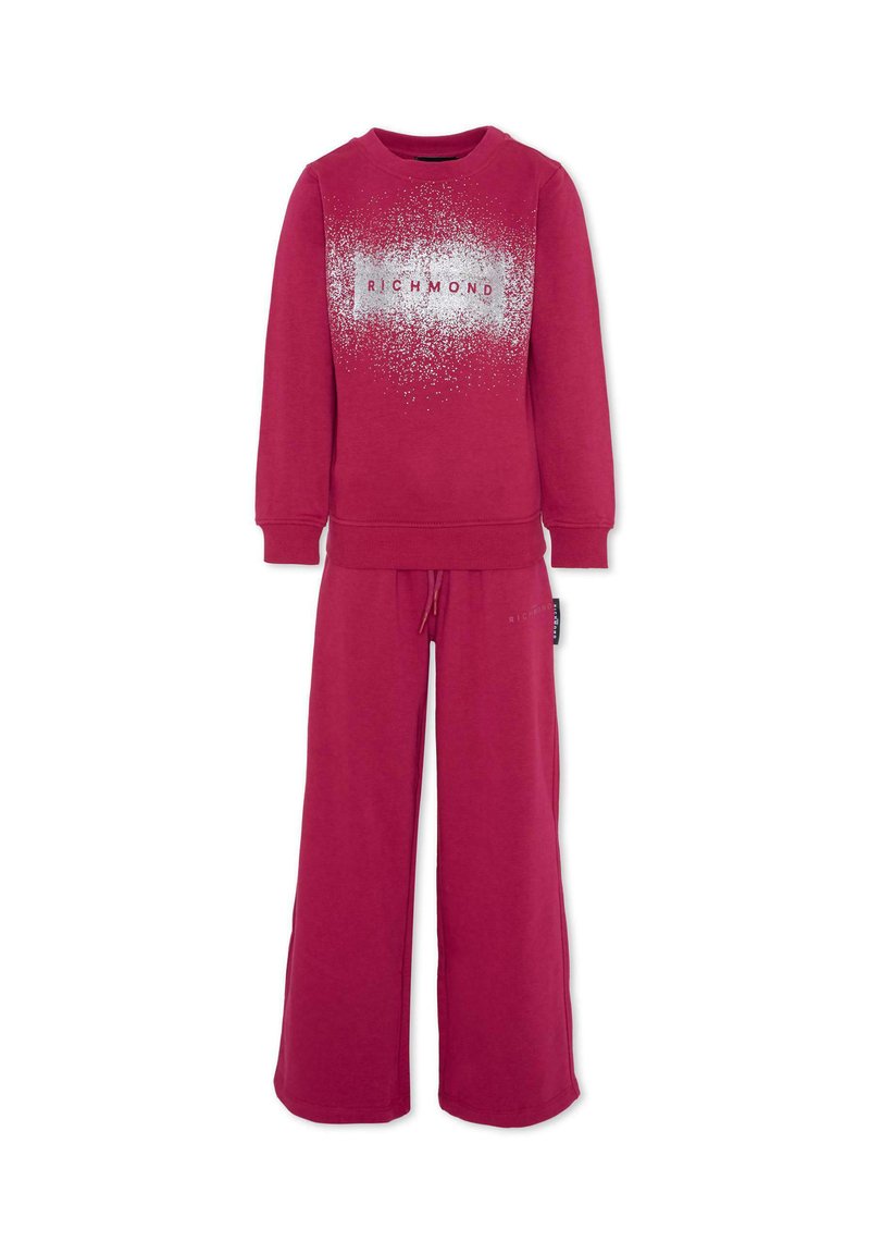 Set composto da felpa rossa e pantaloni a gamba larga, con un motivo a schizzo argentato e la scritta "RICHMOND" sul top. Realizzato in morbido tessuto di cotone.