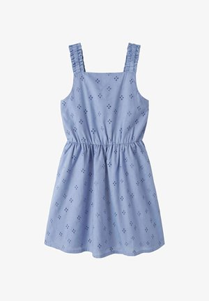 Robe bleu clair sans manches avec bretelles volantées, taille élastique et motif floral brodé en œillets sur tout le tissu.