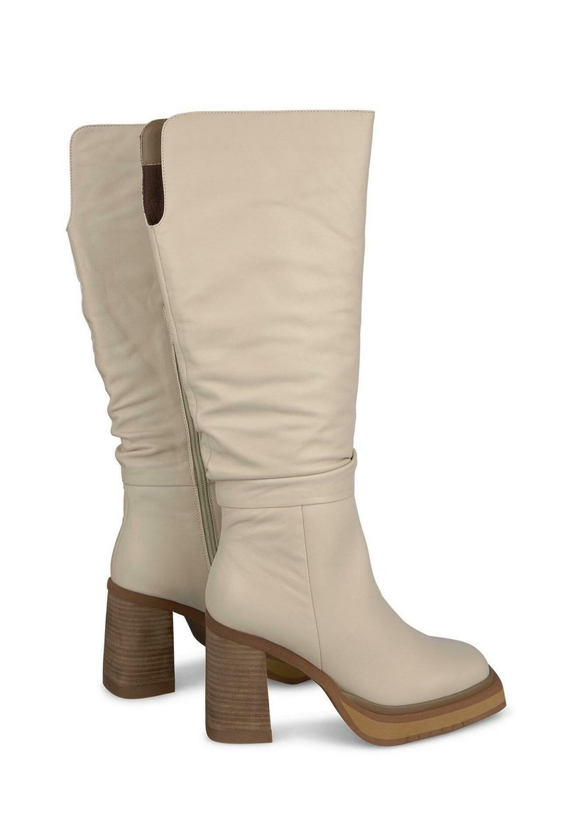 Beige Leder-Stiefel bis zum Knie mit einem lässigen Design. Sie verfügen über einen klobigen Holzabsatz und einen seitlichen Reißverschluss, eine runde Zehenform und eine glatte Textur.