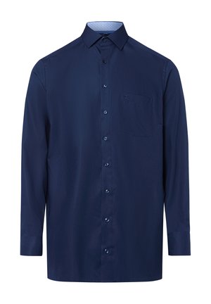 Marineblaue Langarmbluse aus glattem Stoff mit Knopfleiste, Kragen und einer einzelnen Brusttasche. Detaillierter Kontrast im Inneren des Kragens.