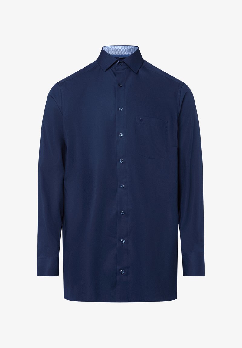 Camicia a maniche lunghe blu navy realizzata in tessuto morbido, con chiusura a bottoni, colletto e una tasca sul petto. Dettagli a contrasto all'interno del colletto.