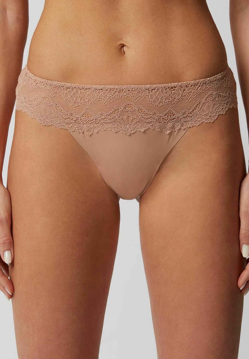 Beige ondergoed met kantafwerking en een gladde, ondoorzichtige stof. De tailleband heeft verfijnde bloemenkant details.
