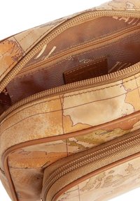 Borsa da viaggio color beige con design mappa del mondo. Presenta più scomparti con zip e un tessuto testurizzato con finiture in pelle liscia.