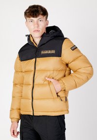 Giacca a vento imbottita con la parte superiore nera e il corpo color marrone dorato, chiusura con zip, cappuccio e polsini elasticizzati. Materiale texturizzato e isolato.