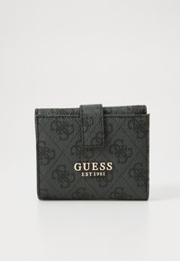 Portefeuille noir texturé avec motif de logo en relief, fermé par un système de rabat. Lettres dorées "GUESS EST 1981" accentuent l'avant.
