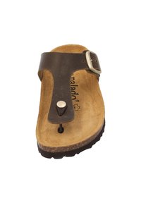 Braune Lederzehensandale mit einem strukturierten Wildlederfußbett, einem silbernen Schnallenakzent und einer strapazierfähigen schwarzen Gummisohle.