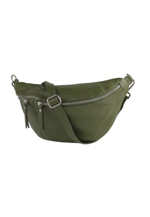 Groene leren crossbody tas met een kromming in het ontwerp, zilveren ritssluiting, verstelbare schouderband en kleine zijvakjes. Zachte textuur en minimale hardware.