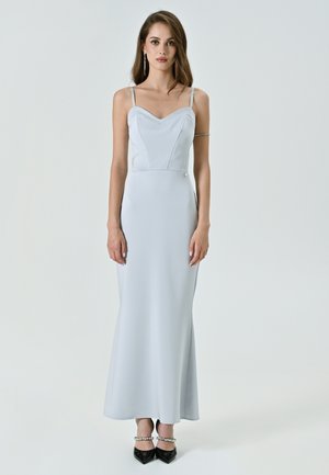 Robe de soirée ajustée bleu clair avec bretelles spaghetti, décolleté en cœur et tissu lisse. Comprend un détail de bouton sur le côté.