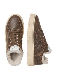 Sneakers marroni con motivo, foderati in pelliccia sintetica beige, lacci marroni e suola in gomma beige. Presentano un'etichetta bianca sul linguetta.