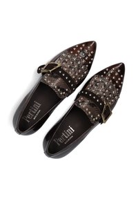 Ballerines brunes à bout pointu avec des détails en clous et une sangle à boucle. Fabriquées en matériau texturé, elles présentent un capuchon lisse et brillant.