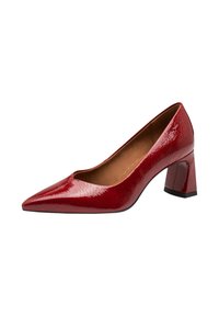 Pompe pour femmes en cuir texturé rouge avec un bout pointu et un talon de bloc de hauteur moyenne sur un fond blanc.