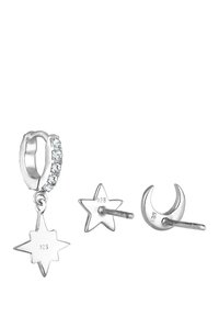Silberne Ohrringe mit einem Ring mit klaren Steinen, einem hängenden Sternanhänger und passenden Ohrsteckern in Stern- und Halbmond-Design.