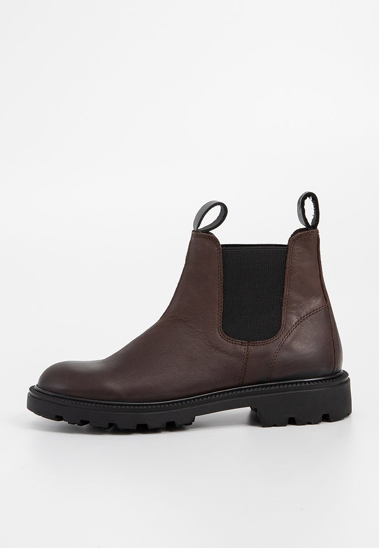 Dunkelbrauner Leder Chelsea-Stiefel mit schwarzen elastischen Seitenpanelen, Zuglaschen am Knöchel und robuster schwarzer Gummisohle.