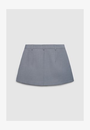 Gonna grigia dal design sartoriale, con quattro passanti per cintura, due tasche frontali e una texture liscia con una leggera svasatura.