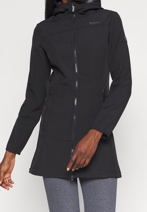 Czarna długa kurtka softshell z kapturem, z przednim zamkiem błyskawicznym i zamykanymi kieszeniami po bokach, noszona przez osobę w szarych legginsach.