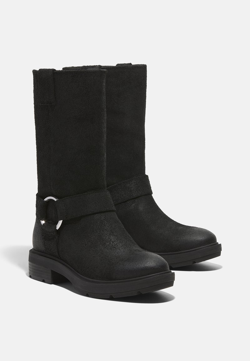 Stivali neri con una finitura in suede testurizzato, altezza a metà polpaccio, dotati di una cintura con un accento metallico rotondo e una suola in gomma resistente.