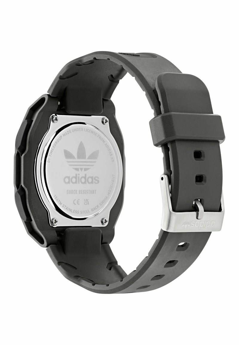 Zwarte Adidas-horloge met roestvrijstalen achterkant, verstelbare siliconen band en zilverkleurige gesp, gezien van de achterkant.