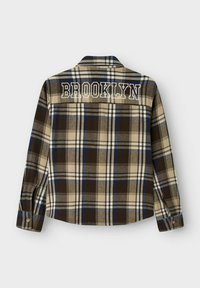Camicia di flanella a quadri in marrone, beige, bianco e blu con polsini abbottonati e "BROOKLYN" ricamato sulla parte superiore della schiena.