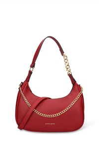 Borsa a mano in pelle rossa con finitura testurizzata, dettaglio catena dorata e tracolla singola. Presenta il logo sul davanti.