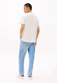 Tommy Jeans BADGE TEE - T-shirt - bas - ecru