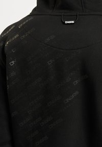Sudadera negra con una textura suave, acentos de logotipo distintivos y un patrón sutil de marca repetida en toda la tela.