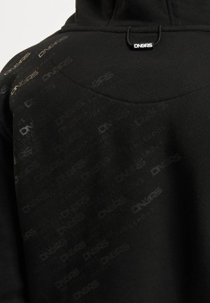 Sorte hettegenser med en glatt tekstur, distinkte logo detaljer, og et subtilt mønster av gjentatt merkevare over stoffet.