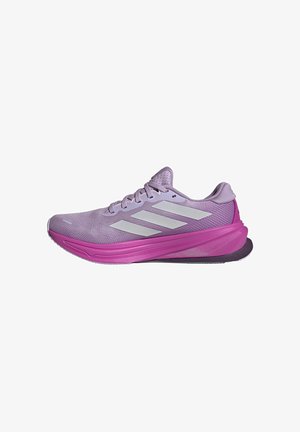 Lichte sportschoenen in lavendel en roze met een ademende mesh bovenzijde, drie witte strepen en een rubberen zool voor grip.