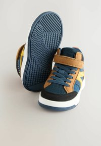 Blaue und braune High-Top-Sneaker mit einem Mesh-Obermaterial, Gummisohle, Klettverschluss, orangefarbenen Akzenten und strukturiertem Profil.