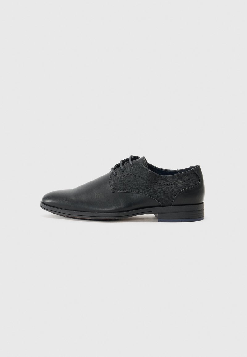 Zapato de vestir negro de piel con textura suave, diseño de cordones, punta redonda, sutil detalle en el panel lateral y un tacón bajo y resistente.