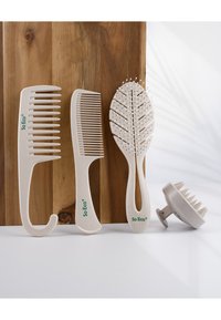 Sett med fire biologisk nedbrytbare hårpleieverktøy: bredtannet kam, fintannet kam, børste med gummibuster og massasjeverktøy for hodebunn.