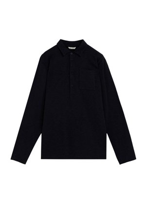 Polo negro de manga larga con cuello, tapeta de botones y bolsillo en el pecho, mostrado sobre un fondo blanco.