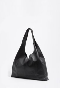 Čierna kožená taška s voľným dizajnom, širokým ramenným popruhom a hladkou textúrou. Obsahuje prednú vrecko s vyšitým detailom.