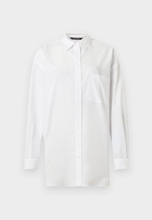 Chemise blanche boutonnée avec col, manches longues et une poche poitrine unique. Fabriquée en tissu lisse avec un design uni.