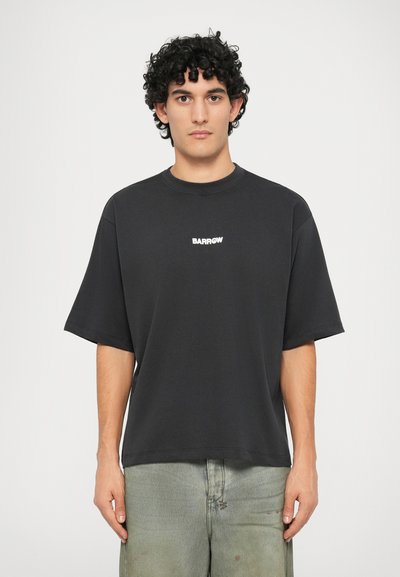 Schwarzes Baumwoll-T-Shirt mit entspannter Passform, kurzen Ärmeln und rundem Halsausschnitt. Mit weißem "BARROW"-Logo auf der Brust.